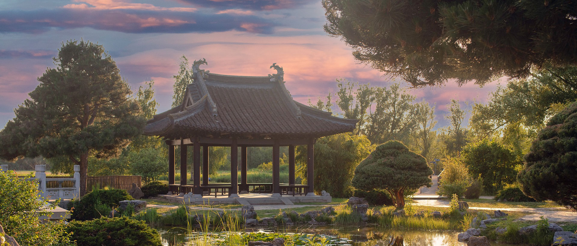 北京京峪園璟園林綠化有限公司擁有一支優秀的設計團隊和一支精湛施工隊伍，擁有雄厚的設計力量，設計隊伍結構搭配合理，立足于本地化，將完美的人力資源組合在設計工作中，行業專業技術高超，配套設備齊全，管理制度嚴格，以高效優質的施工能夠保證設計意圖的最大實現客戶的滿意度.